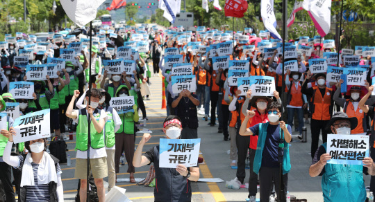 지난 7월21일 민주노총 공공부문 비정규직 노동자들이 세종시 정부세종청사 기획재정부 앞에서 '공공비정규직 차별철폐, 기재부 규탄 결의대회'를 열고 구호를 외치고 있다.연합뉴스